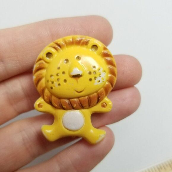 Vintage Cute Yellow Lion Brooch, Plastic Retro Lapel Pin, Made in Hong Kong - Picture 7 of 7